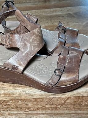 Born wedge leather toe buckle ankle buckle sandals size 7 Boho